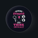 Badge Rond 5 Cm Exiger des preuves et penser la science critique<br><div class="desc">Demander des preuves et penser la science criminalistique en disant avec un design moderne comprenant l'investigation et l'équipement scientifique</div>