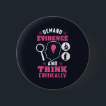 Badge Rond 5 Cm Exiger des preuves et penser la science critique<br><div class="desc">Demander des preuves et penser la science criminalistique en disant avec un design moderne comprenant l'investigation et l'équipement scientifique</div>