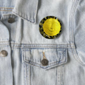 Badge Rond 5 Cm Face Soleil Jaune Lumineux Souriant (En situation)