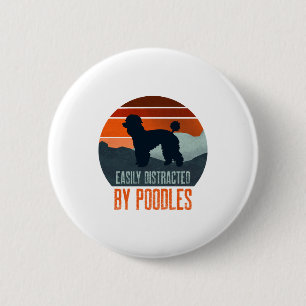 Badge Rond 5 Cm Facile À Distraire Par Les Poodles Chien Marchant