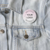 Badge Rond 5 Cm Facile Logo Remplacement & Editable Texte Rose Omb (En situation)