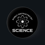 Badge Rond 5 Cm Facilement Distrait Par La Science<br><div class="desc">Facilement Distrait Par La Science. Cet accessoire de citation amusant est un grand cadeau amoureux de la science pour un professeur de sciences, professeur de chimie ou professeur de biologie. Parfait pour un scientifique, un physicien, un biologiste ou un ingénieur. Es-tu un geek scientifique ou nerd ? Crois-tu à la...</div>