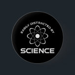 Badge Rond 5 Cm Facilement Distrait Par La Science<br><div class="desc">Facilement Distrait Par La Science. Cet accessoire de citation amusant est un grand cadeau amoureux de la science pour un professeur de sciences, professeur de chimie ou professeur de biologie. Parfait pour un scientifique, un physicien, un biologiste ou un ingénieur. Es-tu un geek scientifique ou nerd ? Crois-tu à la...</div>