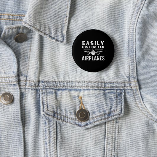 Badge Rond 5 Cm Facilement Distrait Par Les Avions Dans Funny Avia (En situation)