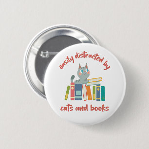 Badge Rond 5 Cm Facilement distrait par les chats et les livres