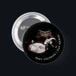 Badge Rond 5 Cm Faire-part photo bébé à ultrasons bientôt<br><div class="desc">Faire-part photo bébé échographie bientôt bouton Peut être entièrement customisé pour répondre à vos besoins. © Gorjo Designs. Fait pour vous via la plateforme Zazzle. // Note : la photo utilisée est une image de réserve uniquement. Vous devrez remplacer par votre propre photo avant de commander/imprimer. Si vous avez besoin...</div>