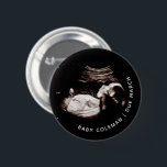 Badge Rond 5 Cm Faire-part photo bébé à ultrasons bientôt<br><div class="desc">Faire-part photo bébé échographie bientôt bouton Peut être entièrement customisé pour répondre à vos besoins. © Gorjo Designs. Fait pour vous via la plateforme Zazzle. // Note : la photo utilisée est une image de réserve uniquement. Vous devrez remplacer par votre propre photo avant de commander/imprimer. Si vous avez besoin...</div>