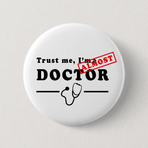 Badge Rond 5 Cm Faites-moi confiance je suis PRESQUE un docteur