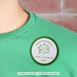 Badge Rond 5 Cm Famille Réunion arbre généalogique vert personnali<br><div class="desc">Boutons à épingles commémoratives personnalisées avec un design moderne d'arbre généalogique, votre nom de famille et votre année à distribuer aux membres de votre famille lors de votre réunion familiale ou de votre réunion de famille ou à utiliser pour des faveurs de fête ou des prix de jeu. Tout le...</div>