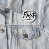 BADGE ROND 5 CM FAUX (En situation)