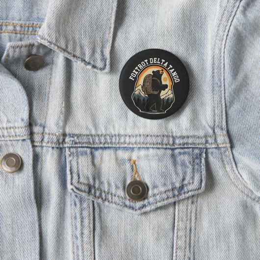 Badge Rond 5 Cm FDT résister à l'ours Foxtrot Delta Tango (En situation)