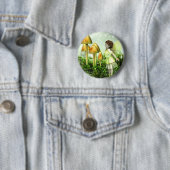 Badge Rond 5 Cm Fée curieuse - Fée et Tabourets (En situation)