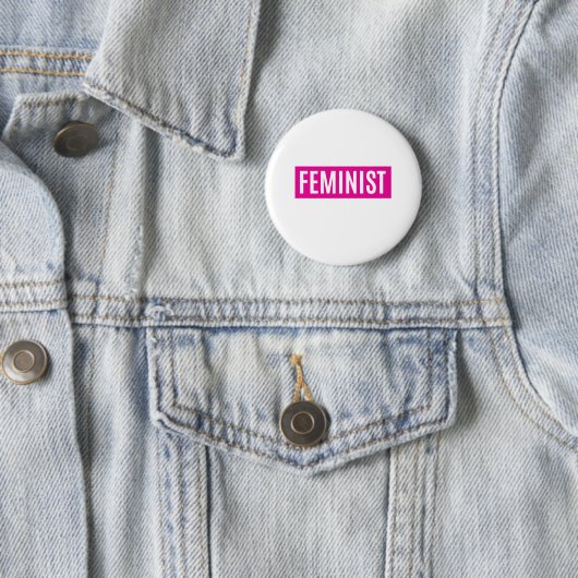 BADGE ROND 5 CM FÉMINISTE (En situation)