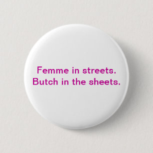 Badge Rond 5 Cm Femme dans les rues. Virago dans les feuilles