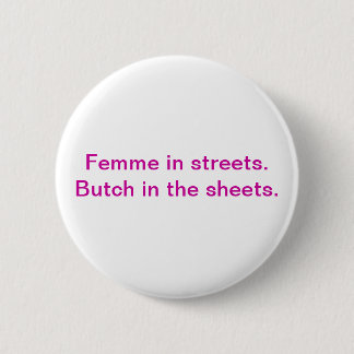 Badge Rond 5 Cm Femme dans les rues. Virago dans les feuilles
