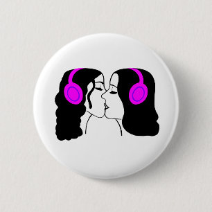 Badge Rond 5 Cm Femmes embrassant les écouteurs de port