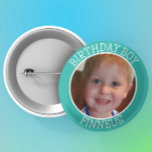 Badge Rond 5 Cm Fête d'anniversaire personnalisée pour le nom du g<br><div class="desc">Adorable nom turquoise personnalisé et photo Birthday Boy bouton.</div>