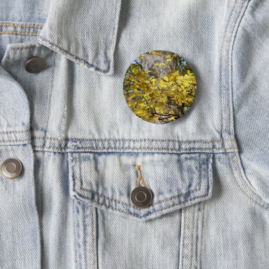 BADGE ROND 5 CM FEUILLES D'AUTOMNE JAUNE (En situation)