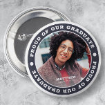 Badge Rond 5 Cm Fier de notre diplômé 20XX | Photo de diplôme<br><div class="desc">Ce design simple et classique est composé de typographie serif et d'ajouter une photo personnalisée.</div>