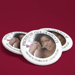 Badge Rond 5 Cm Fier Élégant De Notre Diplôme | Photo<br><div class="desc">Un simple et élégant bouton de graduation personnalisé avec votre photo préférée de votre diplômé et typographie qui dit "fier de notre diplômé" leur classe et leur nom.</div>