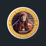 Badge Rond 5 Cm Fière de notre Bachelière 20XX Photo<br><div class="desc">Ce design simple et classique est composé de typographie serif et d'ajouter une photo personnalisée.</div>