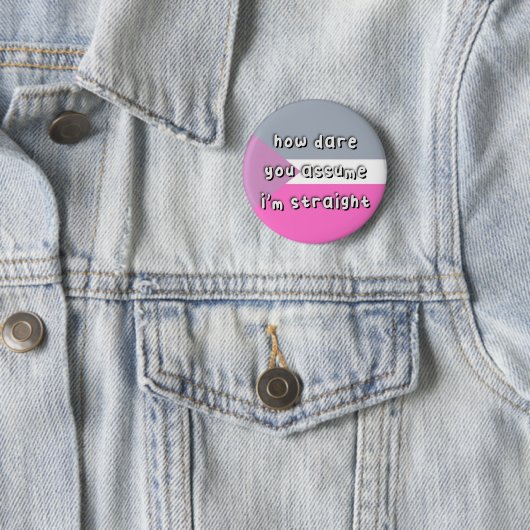 Badge Rond 5 Cm Fierté Coeosexuelle - "Comment osez-vous supposer" (En situation)