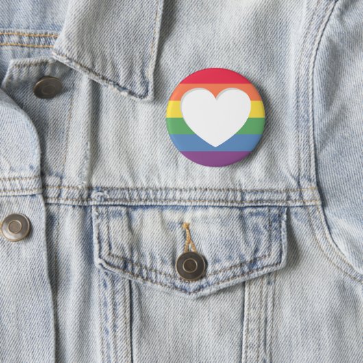 Badge Rond 5 Cm Fierté LGBTQ L'amour est Love Button Pin (En situation)