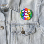 Badge Rond 5 Cm Fierté LGBTQ Mains de coeur (En situation)