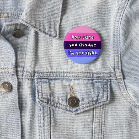 Badge Rond 5 Cm Fierté Omnisexuelle - "Comment osez-vous supposer" (En situation)