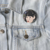 Badge Rond 5 Cm Fille avec des yeux de kaléidoscope (En situation)