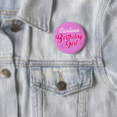 Badge Rond 5 Cm Fille d'anniversaire Typographie rose avec NOM sur (En situation)