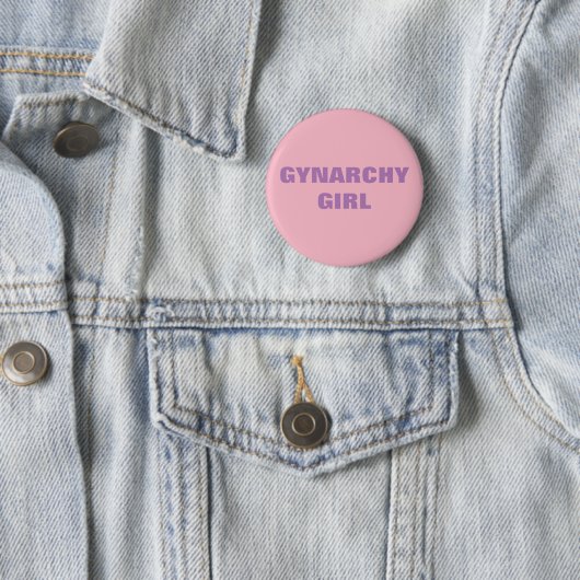 BADGE ROND 5 CM FILLE DE GYNARCHY (En situation)