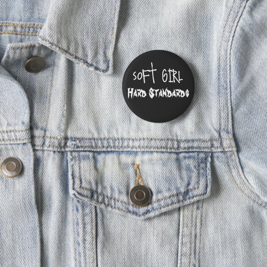 Badge Rond 5 Cm Fille douce, normes dures (En situation)