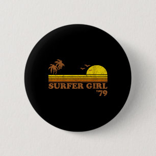 Badge Rond 5 Cm Fille surfeuse vintage sur la plage au coucher du