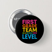 Badge Rond 5 Cm First Grade Team On A Whole New Level Teacher Back (Devant & derrière)