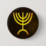 Badge Rond 5 Cm Flamme de Menorah<br><div class="desc">Un rendu numérique de la menorah juive à sept branches (hébreu : מְ וֹ נ רָ ‎). La menorah à sept branches, utilisée dans le sanctuaire portatif mis en place par Moïse dans le désert et plus tard dans le Temple de Jérusalem, est un symbole du judaïsme depuis des temps...</div>