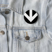 Badge Rond 5 Cm flèche vers le bas. couleur personnalisable. (En situation)