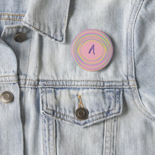 Badge Rond 5 Cm Flèches arc-en-ciel avec Monogramme (En situation)