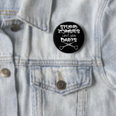 Badge Rond 5 Cm Fléchettes Drôles (En situation)