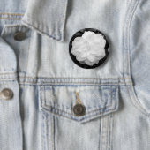 Badge Rond 5 Cm Fleur blanche. (Noir et blanc) (En situation)