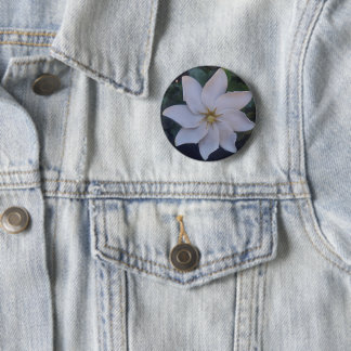 Badge Rond 5 Cm fleur blanche sur bouton