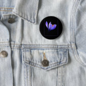 Badge Rond 5 Cm Fleur CROCUS pourpre (En situation)