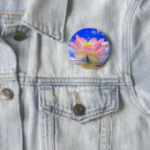 Badge Rond 5 Cm Fleur de Lotus soutenue dans l'eau (En situation)
