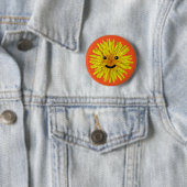 Badge Rond 5 Cm Fleur jaune heureuse de pissenlit d'été sur toute (En situation)