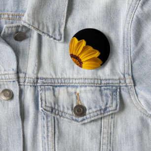 Badge Rond 5 Cm Fleur jaune sur arrière - plan noir