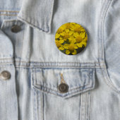 Badge Rond 5 Cm Fleur sauvage jaune (En situation)