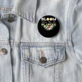 Badge Rond 5 Cm Fleuron Fleuri Où L'On Plante Bouquet (En situation)