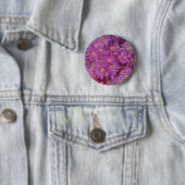 Badge Rond 5 Cm Fleurs d'aster violet (En situation)