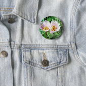 Badge Rond 5 Cm Fleurs de mousse roses (En situation)