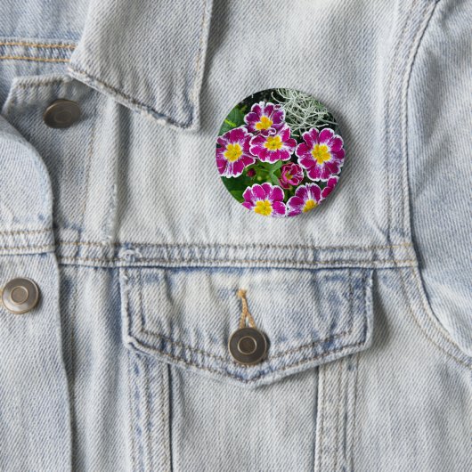 Badge Rond 5 Cm Fleurs de primrose violet et jaune (En situation)